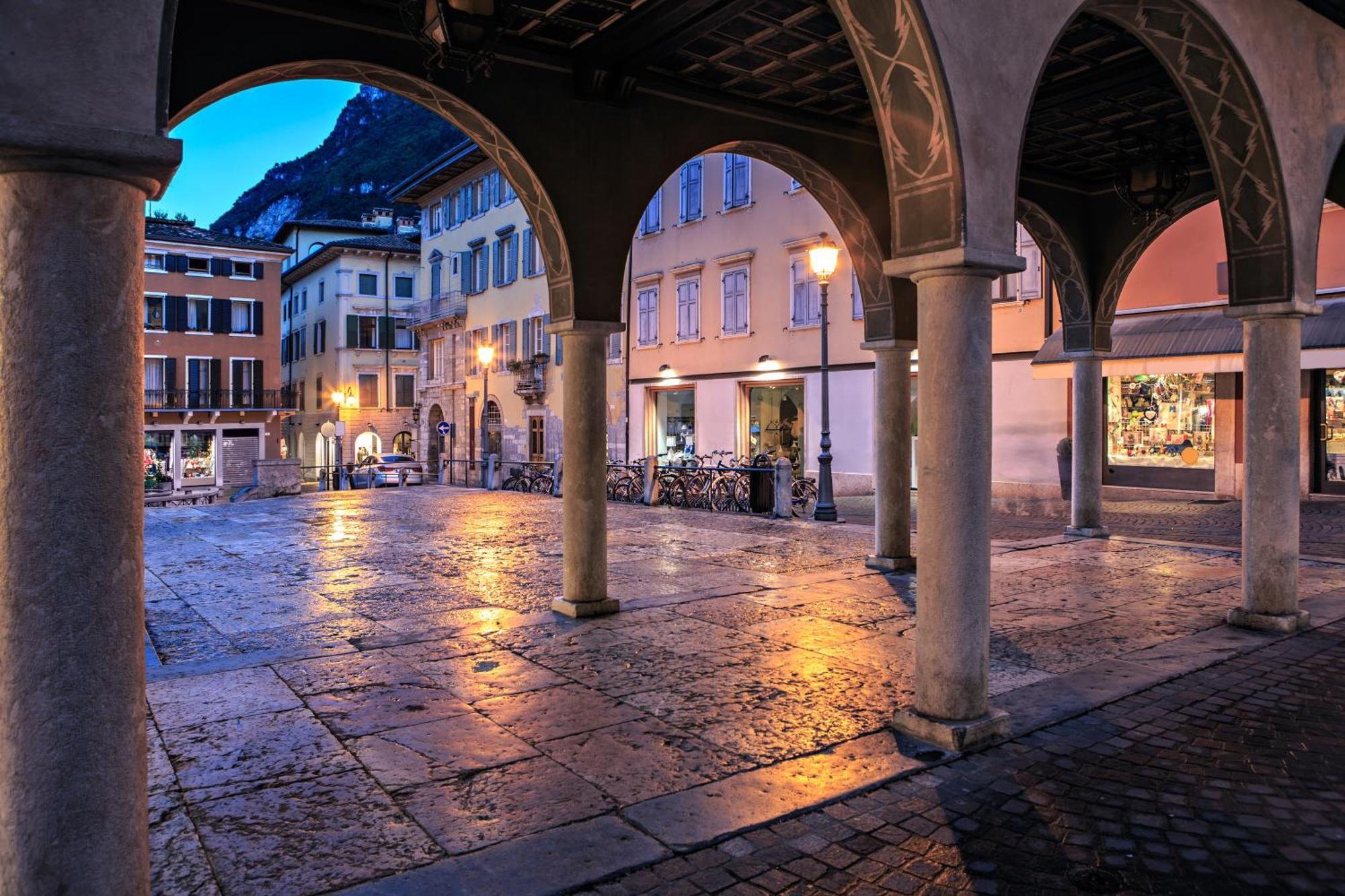 Nido Sui Tetti Di Riva Del Garda - Happy Rentals Zewnętrze zdjęcie